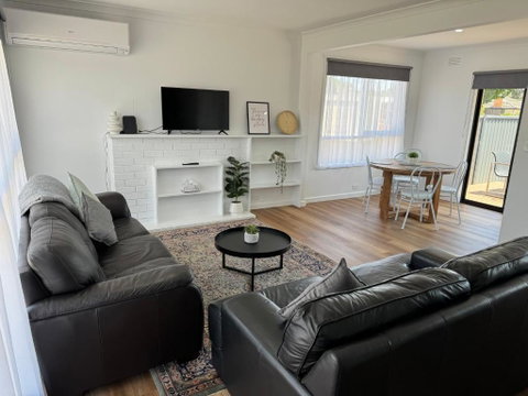 Nth Central 4BR Reno W WiFi - Accommodation Kalgoorlie 0