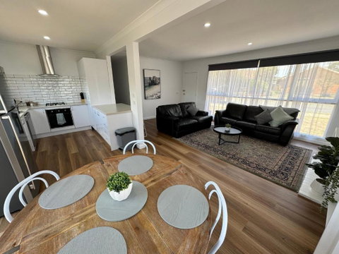 Nth Central 4BR Reno W WiFi - Accommodation Kalgoorlie 1