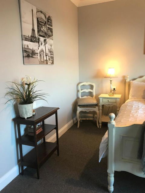 Number 10 -Queen Room With B/fast - Accommodation Kalgoorlie 3