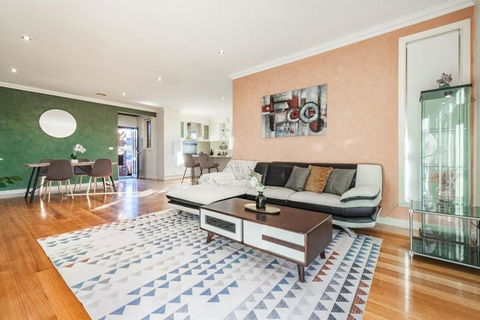 Nunawading Beautiful 3br Housedeckingcourtyard - Accommodation Kalgoorlie 1