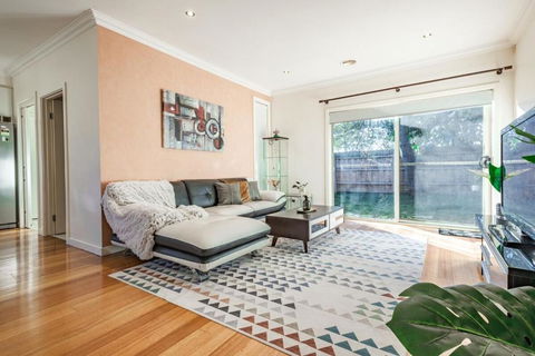 Nunawading Beautiful 3br Housedeckingcourtyard - Accommodation Kalgoorlie 2