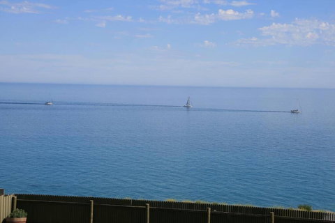 Ocean Blue KI. Absolute Ocean Front, Free WiFi - Accommodation Kalgoorlie 3