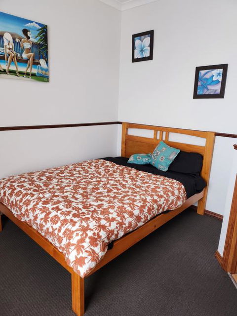 Open Plan Large Home - Accommodation Kalgoorlie 1