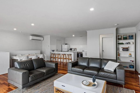 One Merino Panoramic Beach House Modern Sleeps 10 - Accommodation Kalgoorlie 2