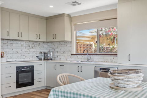 Panoramic Scenic Views Of Preston Beach - Delightful Family Holiday Home - Accommodation Kalgoorlie 3