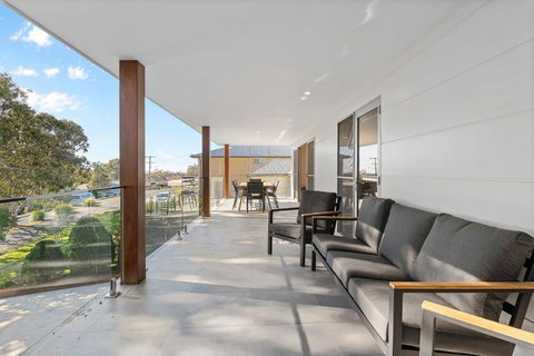 Perfect Beachhouse Lakes Surf At Your Feet - Accommodation Kalgoorlie 3