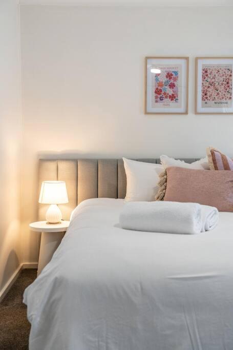 Petal And Bloom - 3BR Family CBD - Accommodation Kalgoorlie 2