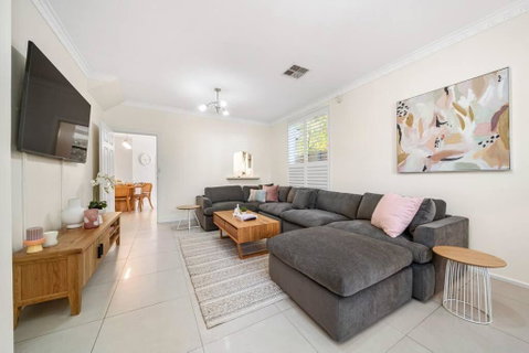 Petal And Bloom - 3BR Family CBD - Accommodation Kalgoorlie 3