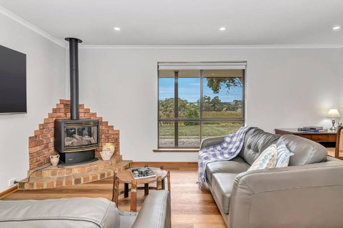 Picturesque Vineyard Farmhouse Nestled On 40-Acres - Accommodation Kalgoorlie 1