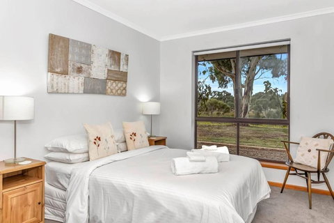 Picturesque Vineyard Farmhouse Nestled On 40-Acres - Accommodation Kalgoorlie 2