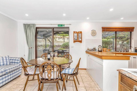 Picturesque Vineyard Farmhouse Nestled On 40-Acres - Accommodation Kalgoorlie 3