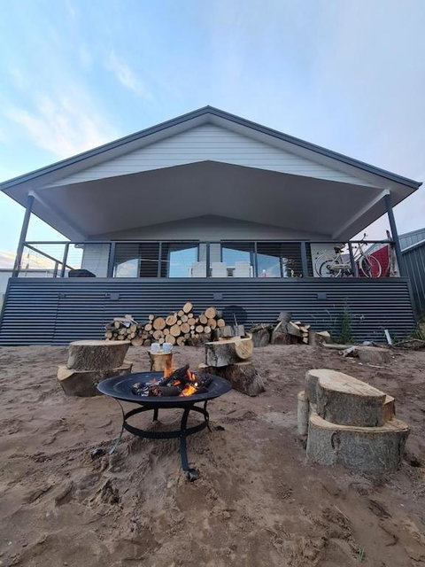 PIECE OF PARADISE, Huge 4 Bedroom Haven - Accommodation Kalgoorlie 1