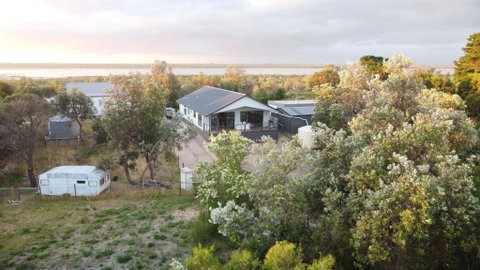 PIECE OF PARADISE, Huge 4 Bedroom Haven - Accommodation Kalgoorlie 3
