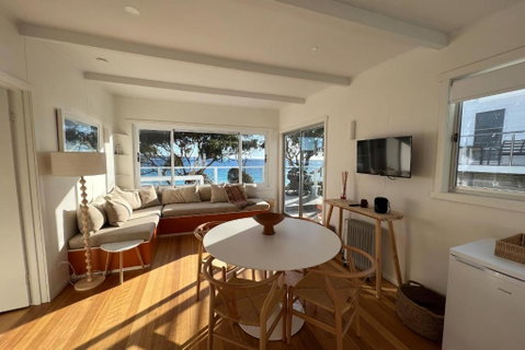 PIPI SHACK - Iconic Waterfront Shack Binalong Bay - Accommodation Kalgoorlie 2
