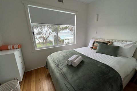 PIPI SHACK - Iconic Waterfront Shack Binalong Bay - Accommodation Kalgoorlie 3