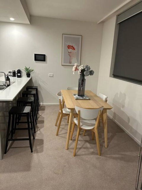 Plush Apartment On Mort - Accommodation Kalgoorlie 2