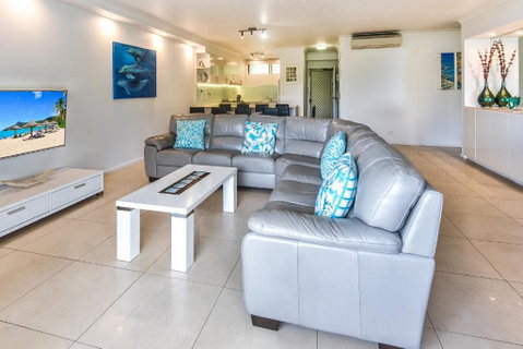POINCIANA 101 HAMILTON ISLAND CENTRALLY LOCATED 3 BEDROOM, Plus BUGGY!! - Accommodation Kalgoorlie 3