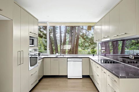Quaint Queen Room - Central Location At Pymble - Shared Bathroom - Accommodation Kalgoorlie 2