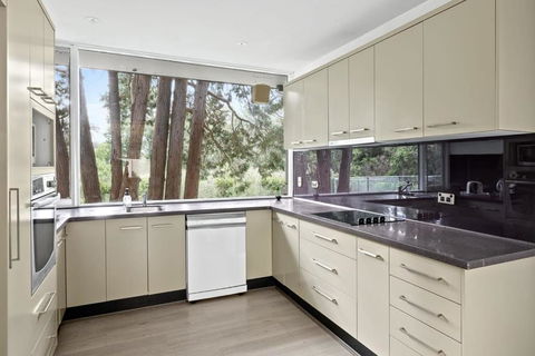 Quaint Queen Room - Central Location At Pymble - Shared Bathroom - Accommodation Kalgoorlie 3