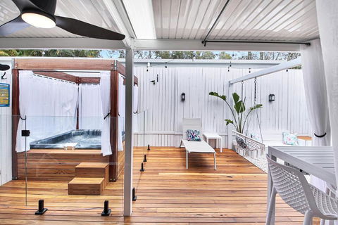 Private Outdoor Spa, Fire Pit - THE RETREAT COOLUM BEACH - Accommodation Kalgoorlie 1