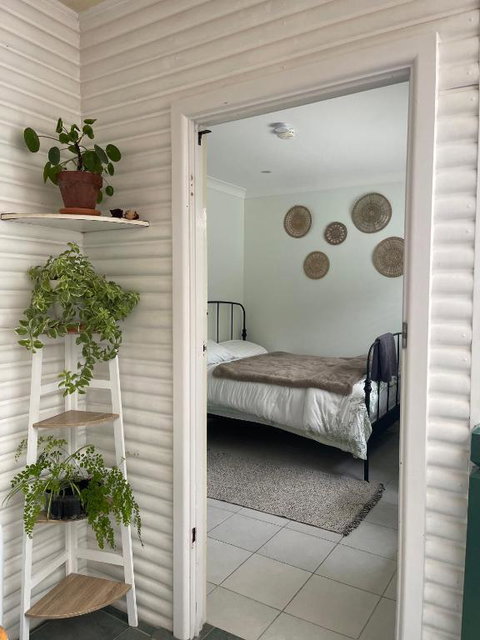 Private Bath Garden View Guest Room Pet Friendly - Accommodation Kalgoorlie 2