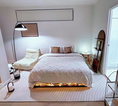 Private Room With Balcony - Accommodation Kalgoorlie 1