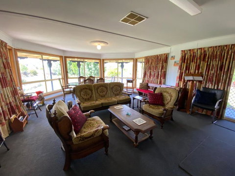 Pull Up Stumps - Accommodation Kalgoorlie 2