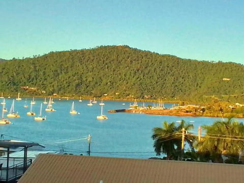 QCWA Cheerful Cottage - Airlie Beach - Accommodation Kalgoorlie 0