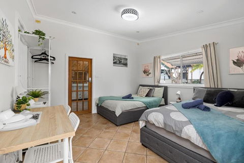 Quadruple Ensuite Room - Nearby Stations & Shops - Accommodation Kalgoorlie 0