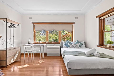 Quadruple Room - Near Transport & Shops - Shared Bathroom - Accommodation Kalgoorlie 1