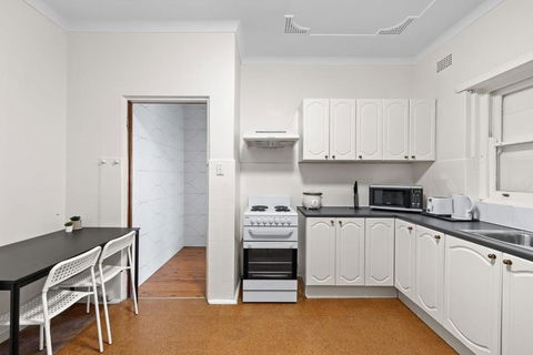 Quadruple Room - Near Transport & Shops - Shared Bathroom - Accommodation Kalgoorlie 3