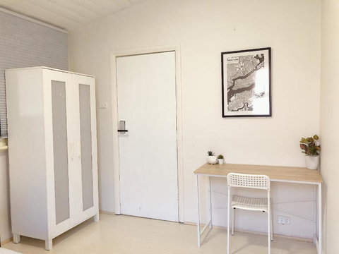 Quaint Double Or Queen Room - Mins To Stations&UNSW - Shared Bathroom - Accommodation Kalgoorlie 2