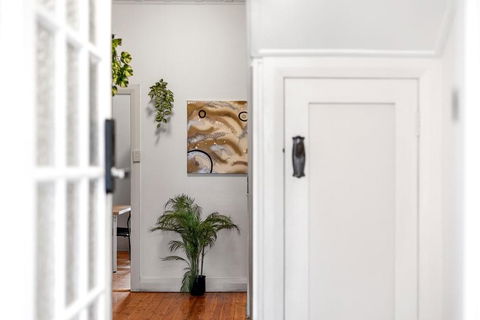 Quaint Double Room - Seconds To Shops & Eateries - Shared Bathroom - Accommodation Kalgoorlie 3