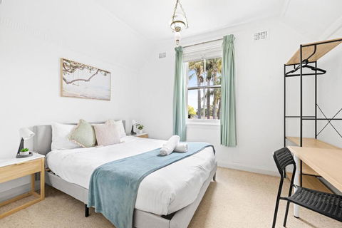 Quaint Double Room - Seconds To Shops & Eateries - Shared Bathroom - Accommodation Kalgoorlie 2
