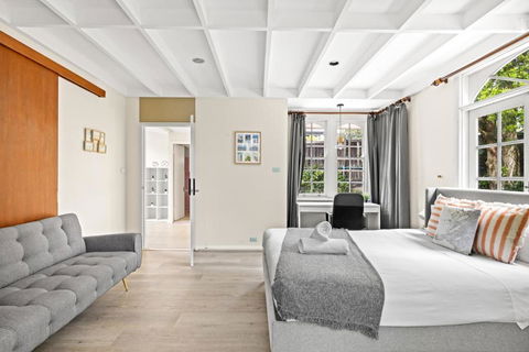 Quaint Queen Room - Convenient Location In Lindfield - Shared Bathroom - Accommodation Kalgoorlie 1