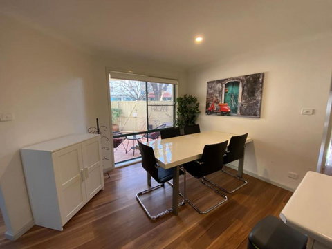 Quiet 2 Bedroom Apt In The Heart Of Old Kingston - Accommodation Kalgoorlie 1