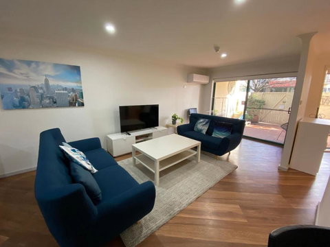 Quiet 2 Bedroom Apt In The Heart Of Old Kingston - Accommodation Kalgoorlie 0