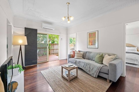 Quiet & Bright Art Deco Apartment By New Farm Park - Accommodation Kalgoorlie 0
