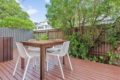 Quiet & Bright Art Deco Apartment By New Farm Park - Accommodation Kalgoorlie 1