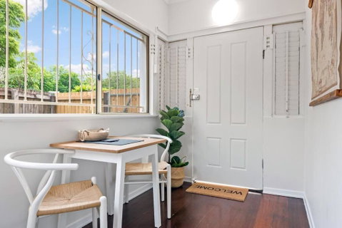 Quiet & Bright Art Deco Apartment By New Farm Park - Accommodation Kalgoorlie 3