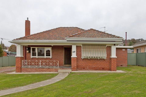 Red Brick Beauty - Central Cottage - Accommodation Kalgoorlie 0