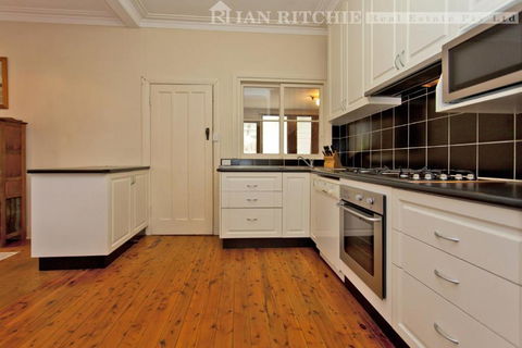 Red Brick Beauty - Central Cottage - Accommodation Kalgoorlie 1