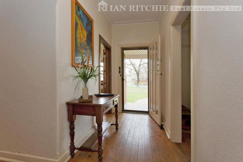 Red Brick Beauty - Central Cottage - Accommodation Kalgoorlie 3