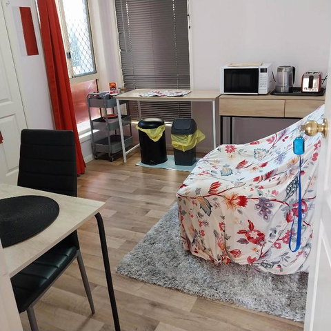 Red Cottage FEMALE ONLY BUDGET STAYS With Bedroom Plus Private Kitchenette Room - Accommodation Kalgoorlie 1