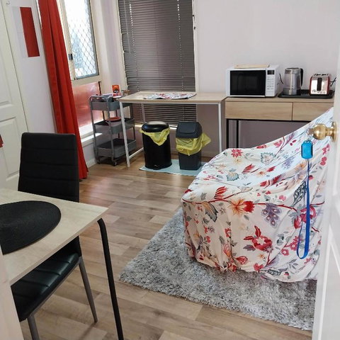 Red Cottage FEMALE ONLY BUDGET STAYS With Bedroom Plus Private Kitchenette Room - Accommodation Kalgoorlie 3