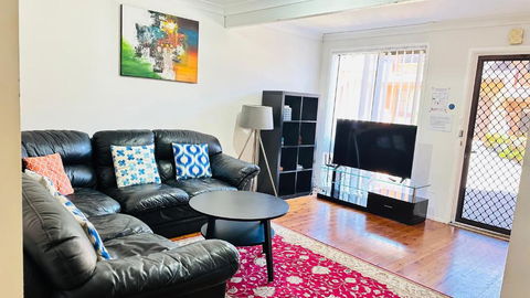 Quiet Family Townhouse In Wollongong CBD - Accommodation Kalgoorlie 1