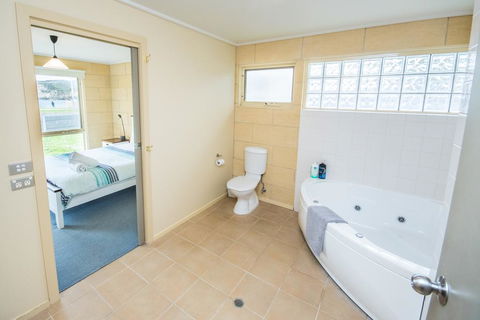 Bayview No 1 - Next To The Beach! - Accommodation Kalgoorlie 1