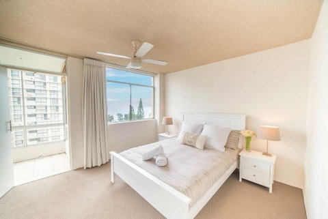 Beachfront Retro Apartment In Surfers Paradise - Accommodation Kalgoorlie 2
