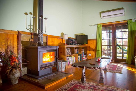 Red Tractor Retreat - Accommodation Kalgoorlie 3