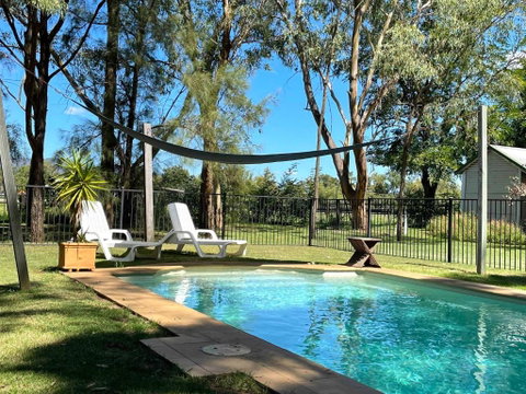 Red Tractor Retreat - Accommodation Kalgoorlie 2